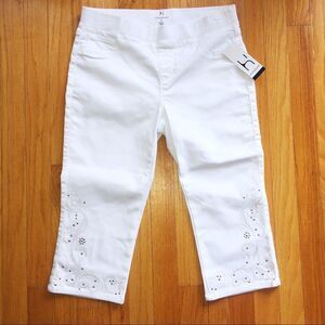 — Hannah — Beautiful Small White Capris NWT 